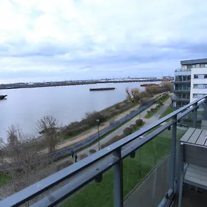 Lovely 2 Bed 2 Toilet Hill House River View , London United Kingdom